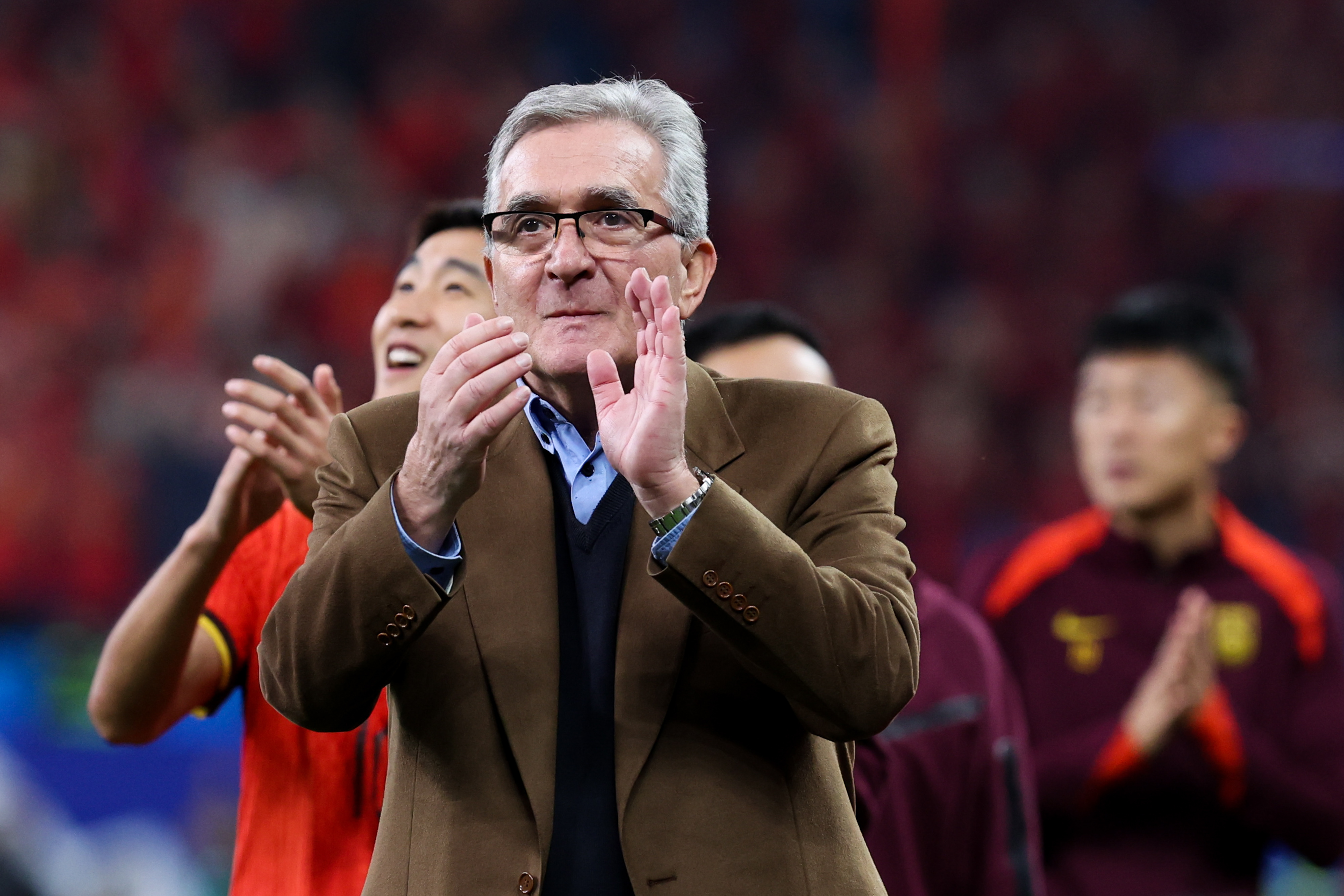 JIUYOUSPORTS-包含关键时刻法兰克福备战足总杯；调整名单细节曝光；引发热议；临场指挥获称赞的词条